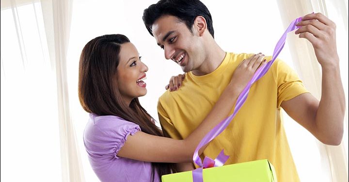 Fitting Wedding Anniversary Gifts to Give Friends
