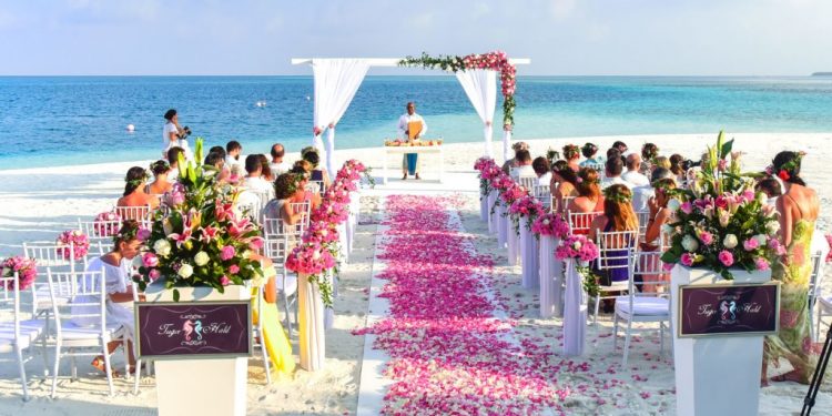 The Pros and Cons of an Indoor vs. Outdoor Wedding
